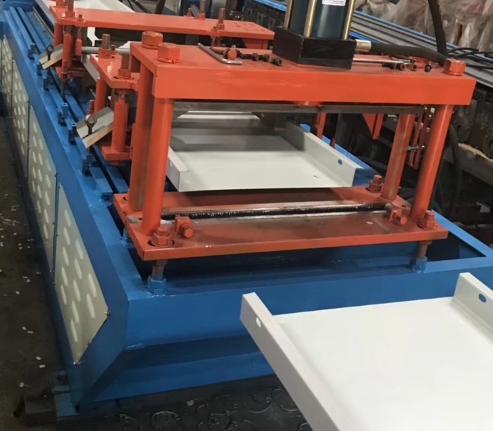 Construction site enclosure roll forming machine