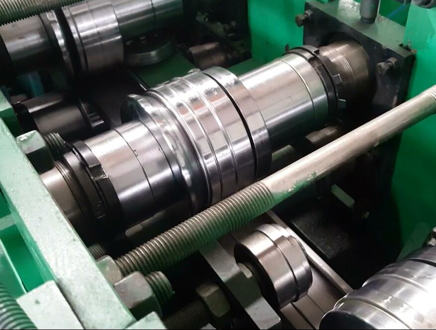 Metal roll forming machine