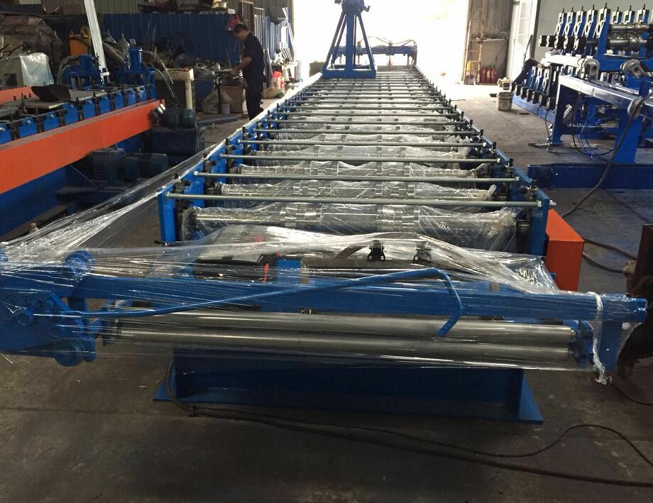 Roof roll forming machine