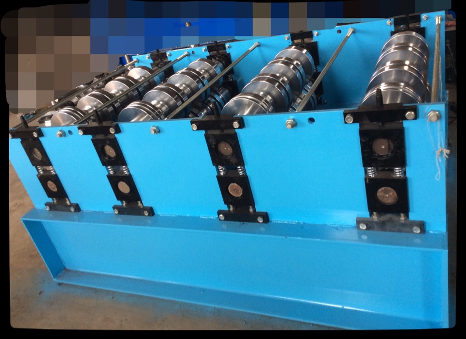 Cold roll forming machine for floor deck