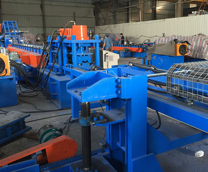 Guardrail roll forming machine