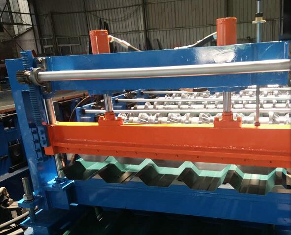 Roof forming machine