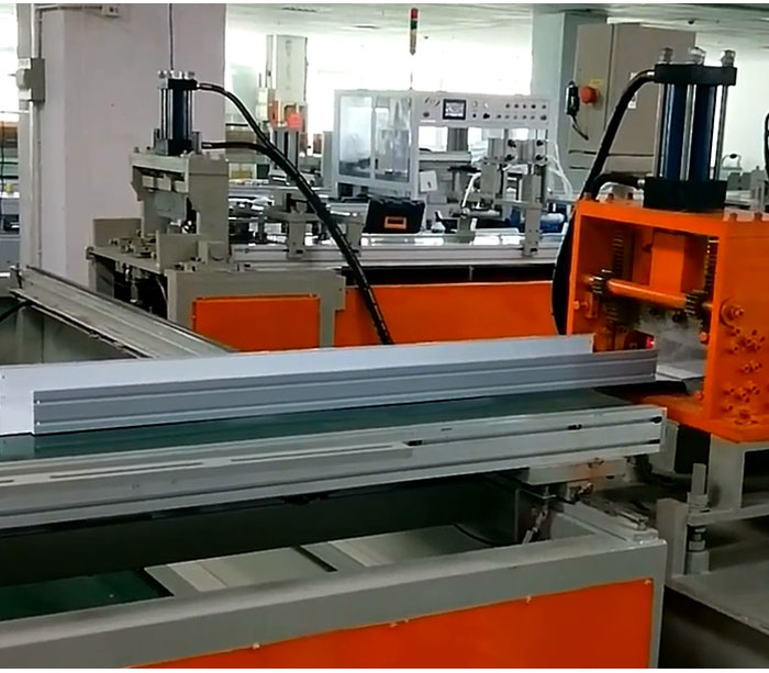 Fluorescent lampshade roll forming machine