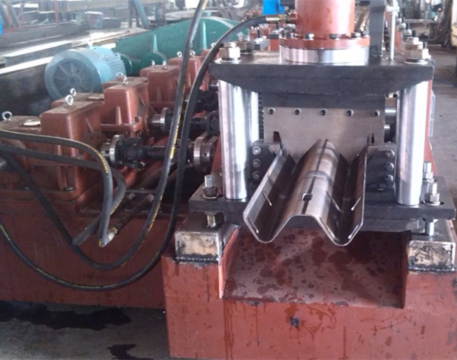 Highway guardrail roll forming machine gearbox drive style