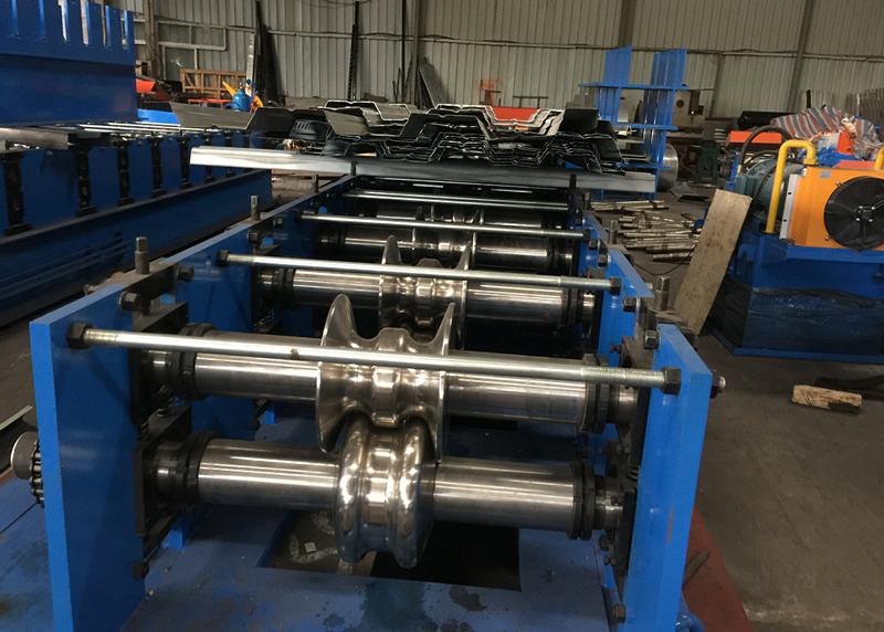 Small roll forming machine