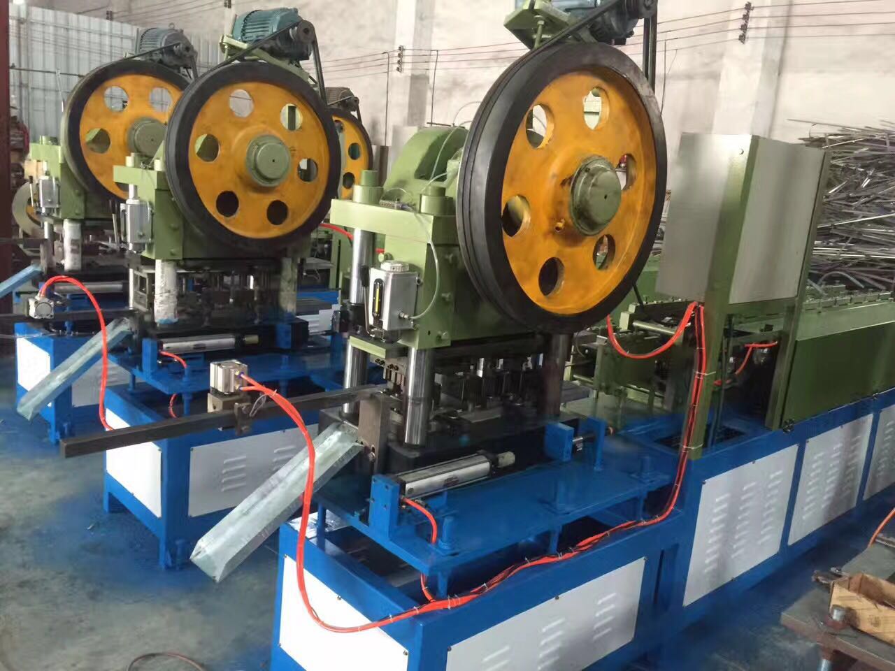 Metal rail roll forming machine 